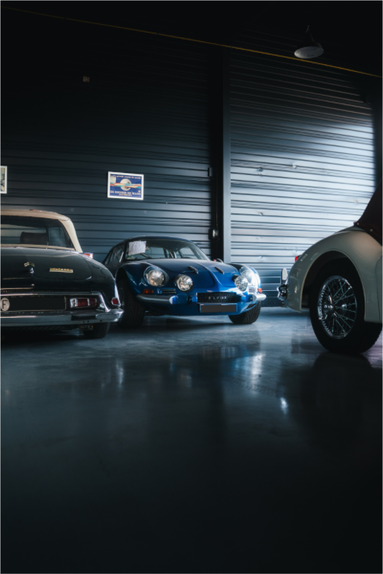 Alpine A110 – Photo authentique en garage de collection