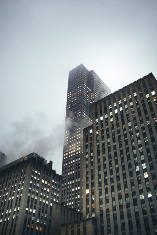 Brume sur un building New‑Yorkais