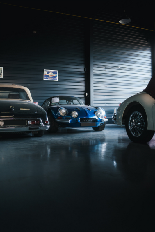 Alpine A110 – Photo authentique en garage de collection